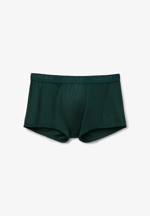 Donkergroene herenen boxer briefs met elastische tailleband met subtiele "IUMAN" branding, plat neergelegd op een witte achtergrond.