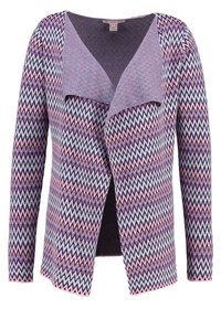 Sweter kardigan z dzianiny z wzorem zygzakowatym w kolorach różowym, fioletowym i granatowym. Otwarty krój z długimi rękawami i teksturowanym wykończeniem.