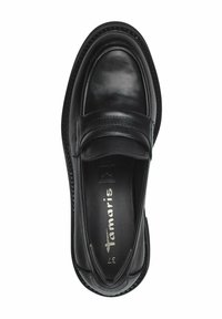 Chaussure en cuir noir avec un bout arrondi, des coutures décoratives et une sangle décorative traversant le cou-de-pied. Marquage métallique à l'intérieur.