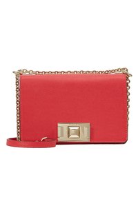 Rød læder crossbody taske med en struktureret form, guldtonet kædestrop og en markant firkantet låse detalje, prydet med en tekstureret overflade.