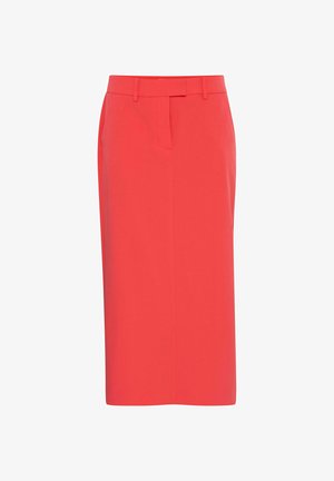 Koralfarvet blyantnederdel lavet af glat stof, med et mellemlangt design, sidelommer og en flad talje med bælteløkker.