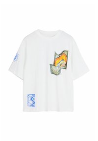 Balti medvilnės trumpomis rankovėmis marškiniai, puošti spalvingų vėliavų grafika ir mėlynais akcentais ant rankovių. Laisvas siluetas su apvaliu iškirpimu.