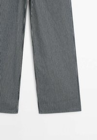 Pantalon à rayures verticales noires et blanches avec une coupe droite, présenté sur un fond blanc.