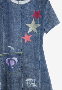 Denimmekko lyhyillä hihoilla, jossa on pyöreä pääntie, monivärisiä tähden aplikaatioita, etutasku ja kuluneita yksityiskohtia.