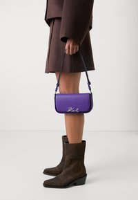 KARL LAGERFELD SIGNATURE - Sac à main - deep purple
