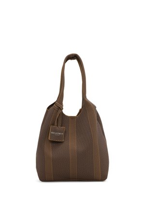 Brązowo-czarna torba na ramię z paskami, z długimi uchwytami i małą kwadratową metką z napisem "Ilse Jacobsen".