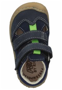 Dětská bota s horní částí z námořnického semiše, zeleným nylonovým popruhem a béžovou gumovou podrážkou. Obsahuje dva suché zipy a světle hnědou vnitřní podšívku.