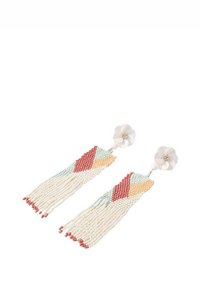 Pendientes de cuentas con acentos florales blancos, que presentan patrones diagonales en colores rojo, menta, amarillo y crema, además de un diseño con flecos.