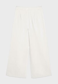 Witte broeken met hoge taille en wijde pijpen, voorzien van riemlussen en een verborgen voorkantsluiting, weergegeven op een neutrale achtergrond.