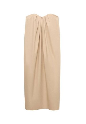 Beiges trägerloses Midikleid mit gerafften Falten am Oberteil und einem geraden, locker sitzenden Rock.