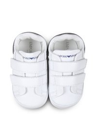 Witte leren peuterschoenen met twee klittenbandsluitingen, ronde neus, gevoerde kraag en een reliëflogo op de tong. Rubberen zool voor grip.