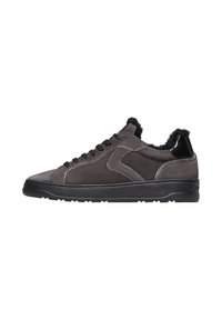 Sneaker in suede grigio scuro con dettagli in pelle nera, colletto testurizzato, punta rotonda e suola piatta in gomma nera. I lacci sono scuri e ben in evidenza.