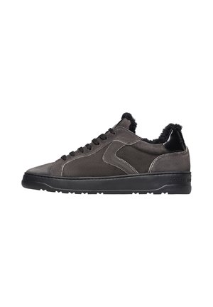 Sneaker in suede grigio scuro con dettagli in pelle nera, colletto testurizzato, punta rotonda e suola piatta in gomma nera. I lacci sono scuri e ben in evidenza.