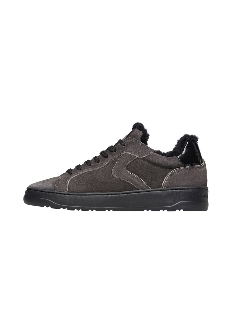 Sneaker in suede grigio scuro con dettagli in pelle nera, colletto testurizzato, punta rotonda e suola piatta in gomma nera. I lacci sono scuri e ben in evidenza.