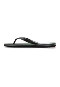 Musta flip-flop, jossa on teksturoitu pito pinta, vihreä pohja ja kerroksellinen pohja, jossa on mustia ja harmaita raitoja. Ohut hihnan muotoilu.