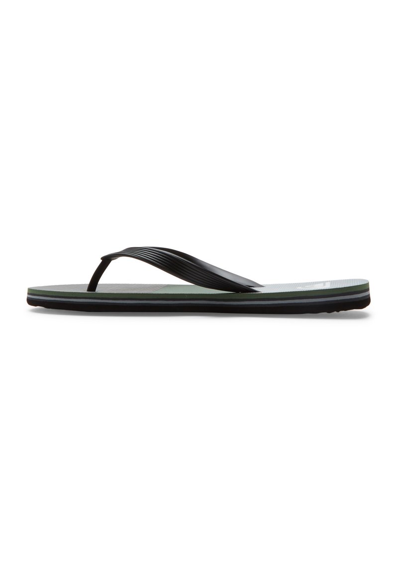 Musta flip-flop, jossa on teksturoitu pito pinta, vihreä pohja ja kerroksellinen pohja, jossa on mustia ja harmaita raitoja. Ohut hihnan muotoilu.