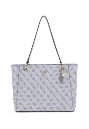 Lysegrå tote taske med gentagende mørkegrå mønstret logo, dobbelte håndtag og metal Guess mærke charms hængende nær den øverste kant.