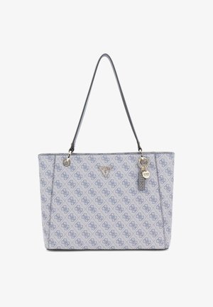 Lichtgrijze tote tas met herhalend donkergrijs patroonlogo, dubbele handvatten en metalen Guess merkbedeltjes die nabij de bovenrand hangen.