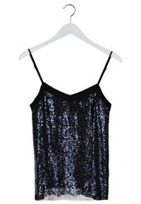 Svart paljettcamisole med tunna axelband och V-urringning. Paljetterna reflekterar ljus och skapar en texturerad, glittrande yta.