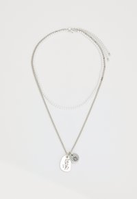 Lagerad halsband med en silverkedja och en vit pärlsträng, prydd med en blixtplätering och en solberlock.