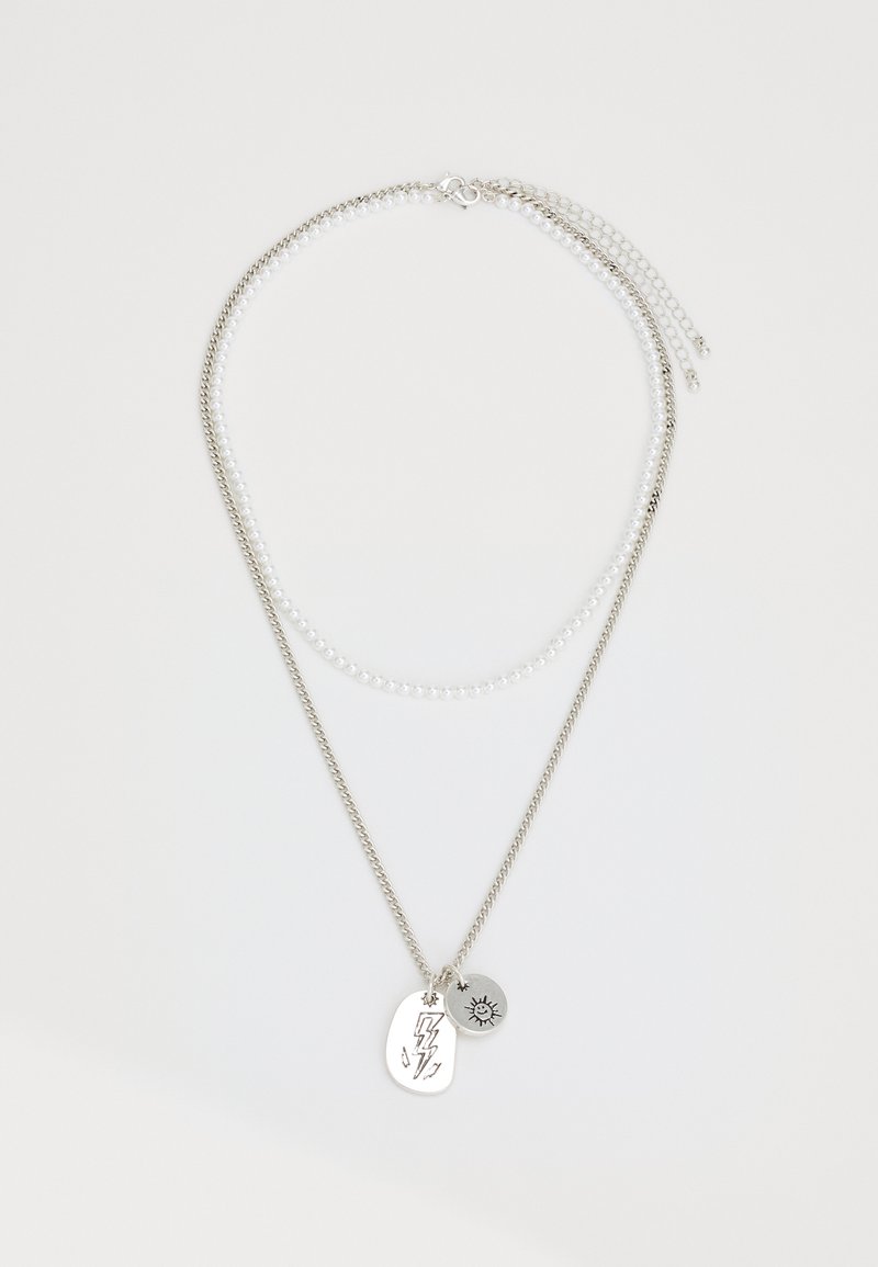 Lagerad halsband med en silverkedja och en vit pärlsträng, prydd med en blixtplätering och en solberlock.