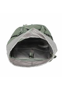 Zelený batoh s širokým otvorem, šedou vnitřní podšívkou a nastavitelnými popruhy. Obsahuje vnitřní kapsy a úchyty pro organizaci.