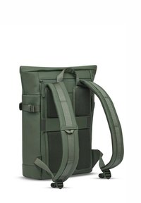 Groene roll-top rugzak gemaakt van duurzaam materiaal, uitgerust met gevoerde mesh schouders, verstelbare gespen en een ritsvak.