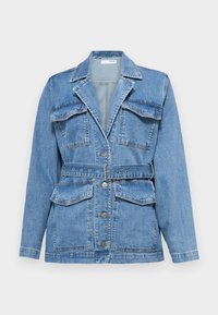 Giacca di jeans blu chiaro con vita a cintura, quattro tasche frontali e colletto a rever. Presenta bottoni e cuciture visibili.