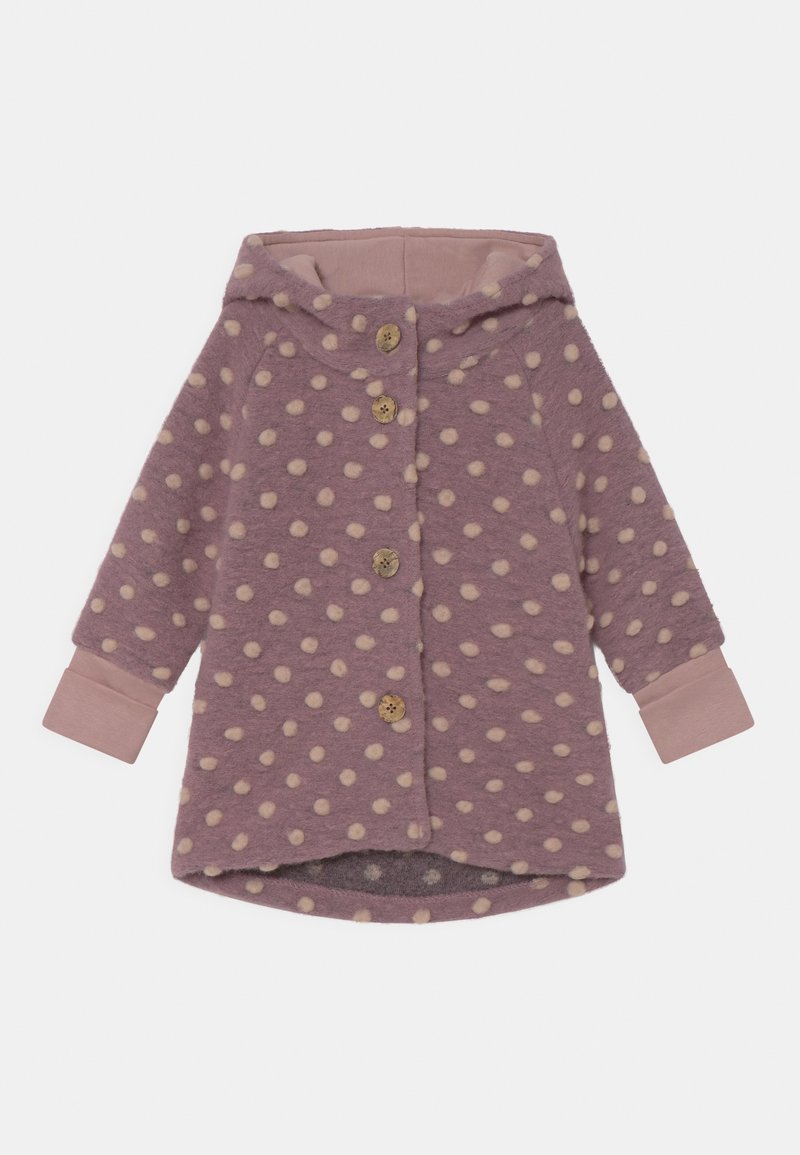 Manteau à capuche violet à pois beiges, doté de cinq boutons en bois, de manches à revers dans une teinte plus claire et d'une texture douce.