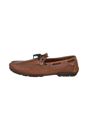 Zapato mocasín de cuero marrón con suela negra y detalles de cordones negros, visto de lado sobre un fondo blanco.
