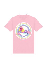 Helles rosa T-Shirt mit einem kreisförmigen Grafikdesign, das animierte Bären und Regenbogenakzente zeigt, sowie dem Text "Self-Care Club" in weißer Typografie.