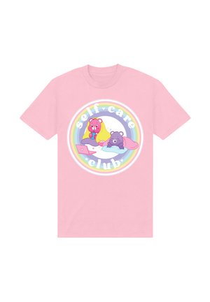 Lyserød t-shirt med et cirkulært grafisk print med animerede bjørne, regnbuefarver og teksten "self-care club" i hvid typografi.