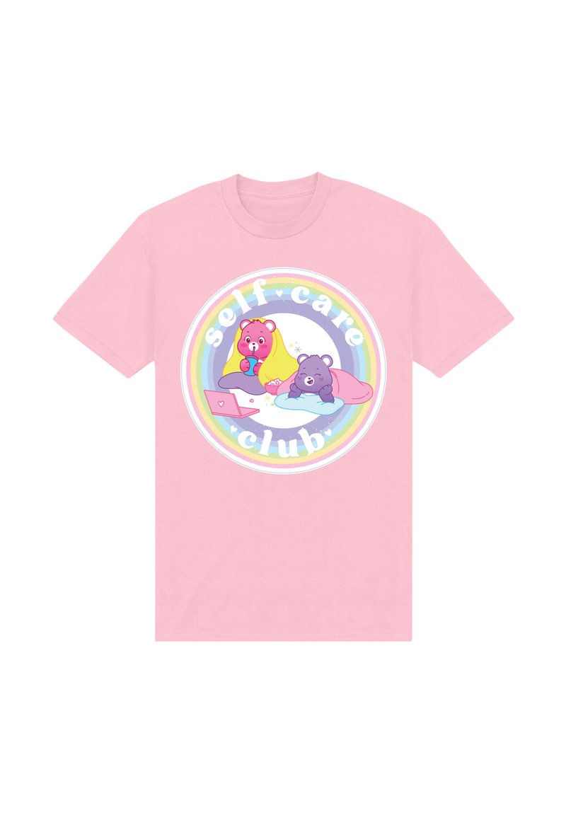 Helles rosa T-Shirt mit einem kreisförmigen Grafikdesign, das animierte Bären und Regenbogenakzente zeigt, sowie dem Text "Self-Care Club" in weißer Typografie.