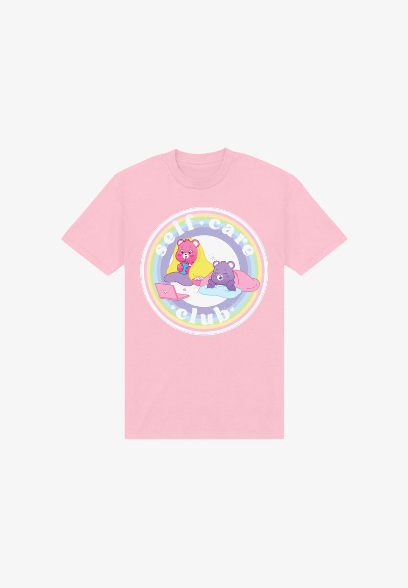 Lichtroze t-shirt met een cirkelvormige graphic van geanimeerde beren, regenboogaccenten en de tekst "self-care club" in witte typografie.