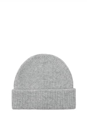 Szara dzianinowa czapka z prążkowaną teksturą i podwiniętym mankietem. Materiał wygląda na miękki i ciepły, odpowiedni na zimną pogodę.