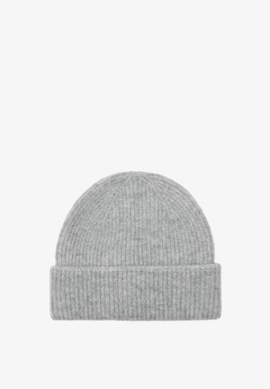 Szara dzianinowa czapka z prążkowaną teksturą i podwiniętym mankietem. Materiał wygląda na miękki i ciepły, odpowiedni na zimną pogodę.
