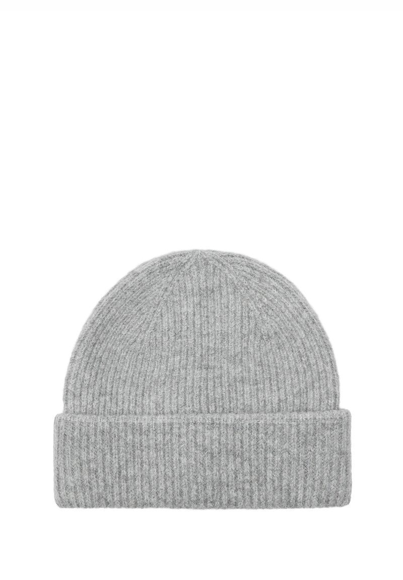 Szara dzianinowa czapka z prążkowaną teksturą i podwiniętym mankietem. Materiał wygląda na miękki i ciepły, odpowiedni na zimną pogodę.