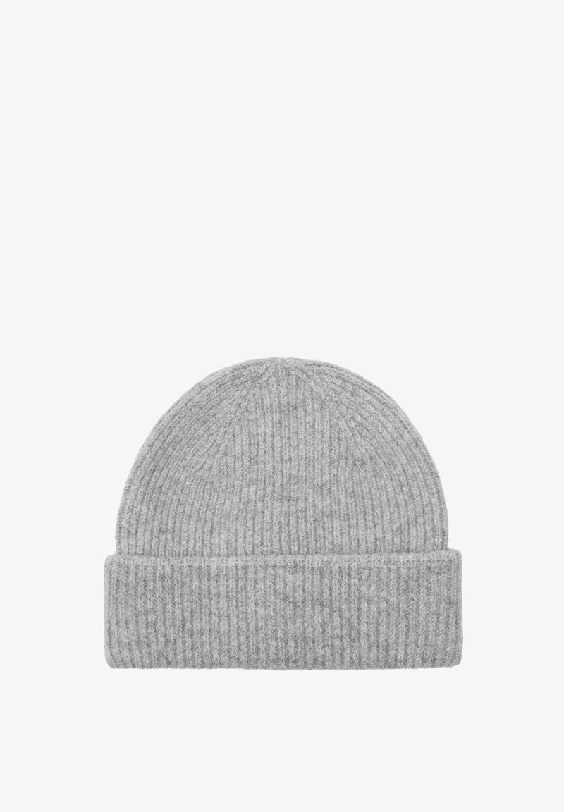 Szara dzianinowa czapka z prążkowaną teksturą i podwiniętym mankietem. Materiał wygląda na miękki i ciepły, odpowiedni na zimną pogodę.
