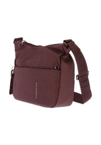 Sac bandoulière compact de couleur bordeaux avec sangle ajustable, poche avant et texture à pois subtils, étiqueté Mandarina Duck.