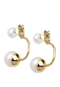 Goldfarbene Ohrringe mit einem geschwungenen Design, das eine große Perle am unteren Ende und eine kleinere Perle am oberen Ende aufweist. Glatte, glänzende Oberfläche.