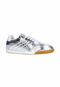 Zilveren sneakers met een glanzend, gestructureerd bovenwerk, voorzien van een witte vetersluiting en een gomrubberen zool. Ontworpen met diagonale strepen aan de zijkant.