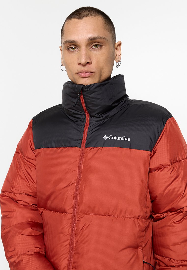 Czerwona i czarna ocieplana kurtka z wysokim kołnierzem, zamek z przodu i logo na lewej piersi. Posiada pikowaną fakturę i wyściełany design.