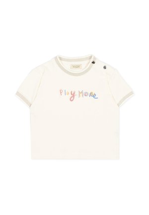 T-shirt crema a maniche corte per bambino piccolo con collo e polsini a righe, scritta multicolore ricamata "Play More" e bottoni automatici sulle spalle.