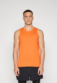 Oranje mouwloze sporttanktop met een ronde hals, gemaakt van lichtgewicht stof, met een blauw logo op de linkerborst.