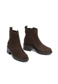 Brązowe zamszowe botki na słupku, wyposażone w boczny zamek błyskawiczny i pętelkę do łatwego zakładania. Gładka faktura, zaokrąglony przód i gumowa podeszwa.