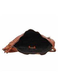 Braune Lederhandtasche mit einem Reißverschluss, ausgestattet mit einem strukturierten Innenraum und rechteckiger Form. Innenetikett sichtbar, keine Außentaschen.