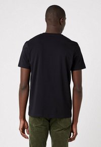 Černé tričko s krátkým rukávem vyrobené z hladkého bavlněného materiálu. Klasický design s kulatým výstřihem a rovného lemu. Vhodné pro volnočasové nošení.