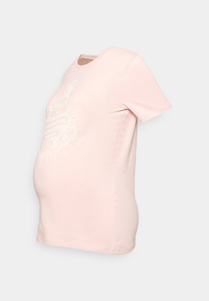 T-shirt de maternidade rosa claro, mangas curtas, gola redonda, com um design gráfico branco estampado com o texto "A AVENTURA COMEÇA." Textura suave.