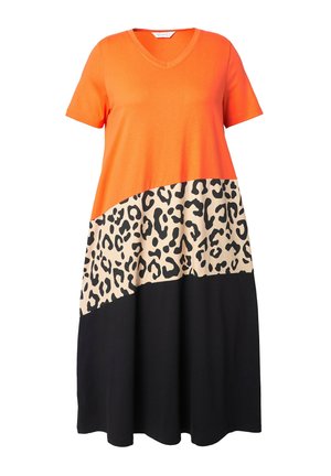 Pomarańczowa sukienka w krótki rękaw z dekoltem w kształcie litery V, z beżową i czarną sekcją w wzór panterki na dole. Gładki materiał o luźnym kroju.