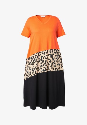 Pomarańczowa sukienka w krótki rękaw z dekoltem w kształcie litery V, z beżową i czarną sekcją w wzór panterki na dole. Gładki materiał o luźnym kroju.
